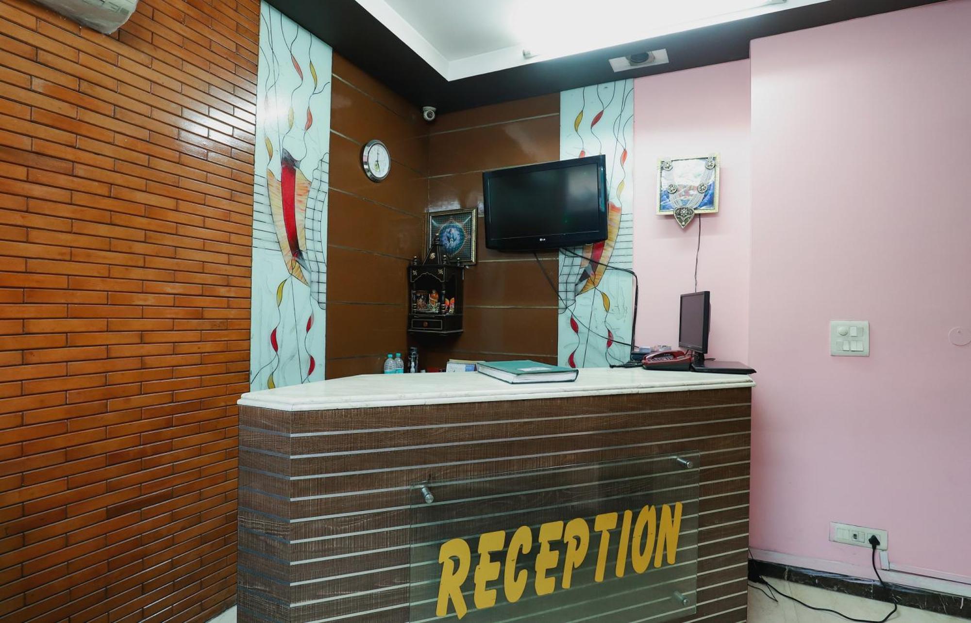 Hotel O J P Inn Near Patel Nagar Metro Station Нью-Дели Экстерьер фото