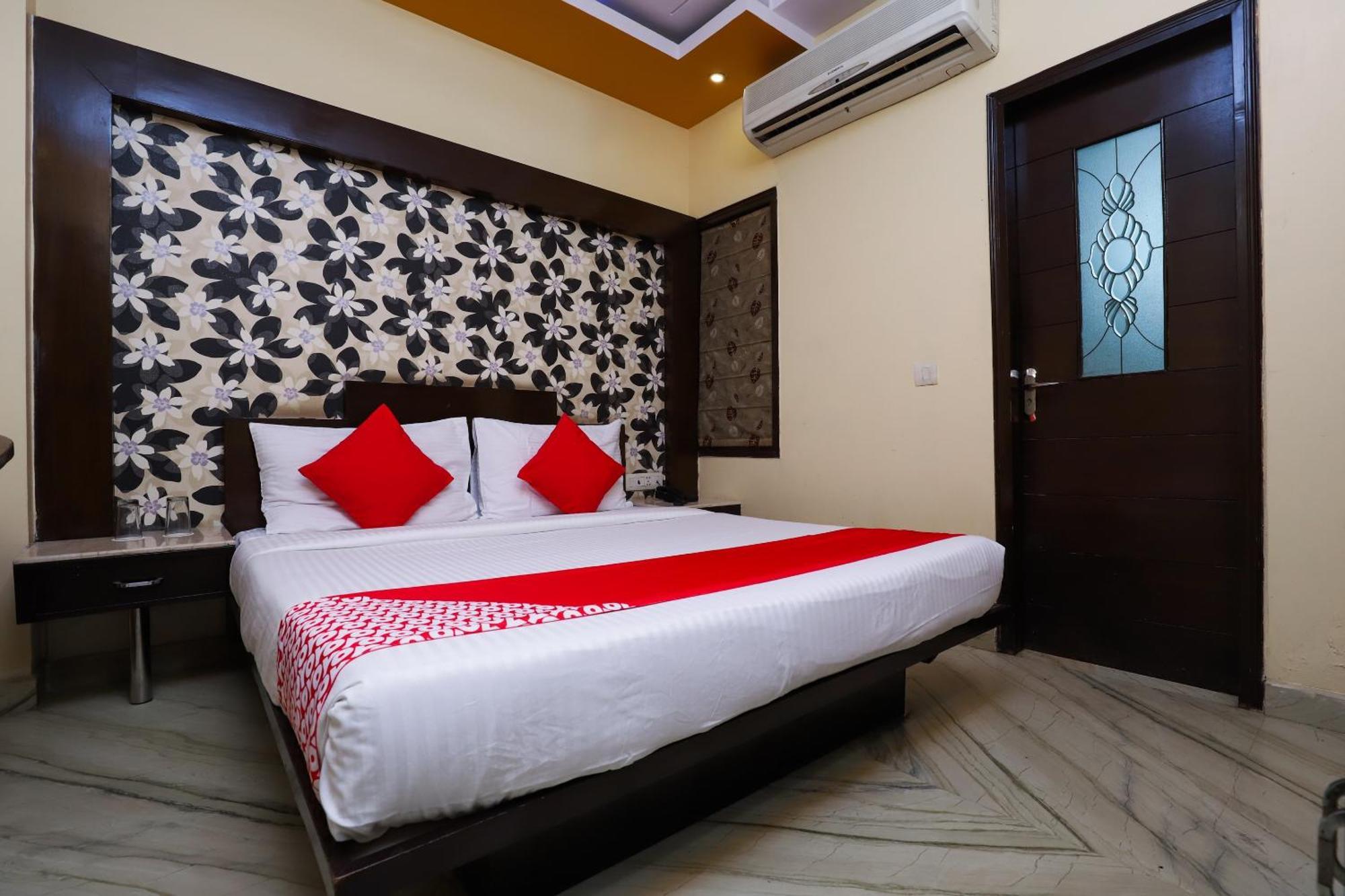 Hotel O J P Inn Near Patel Nagar Metro Station Нью-Дели Экстерьер фото