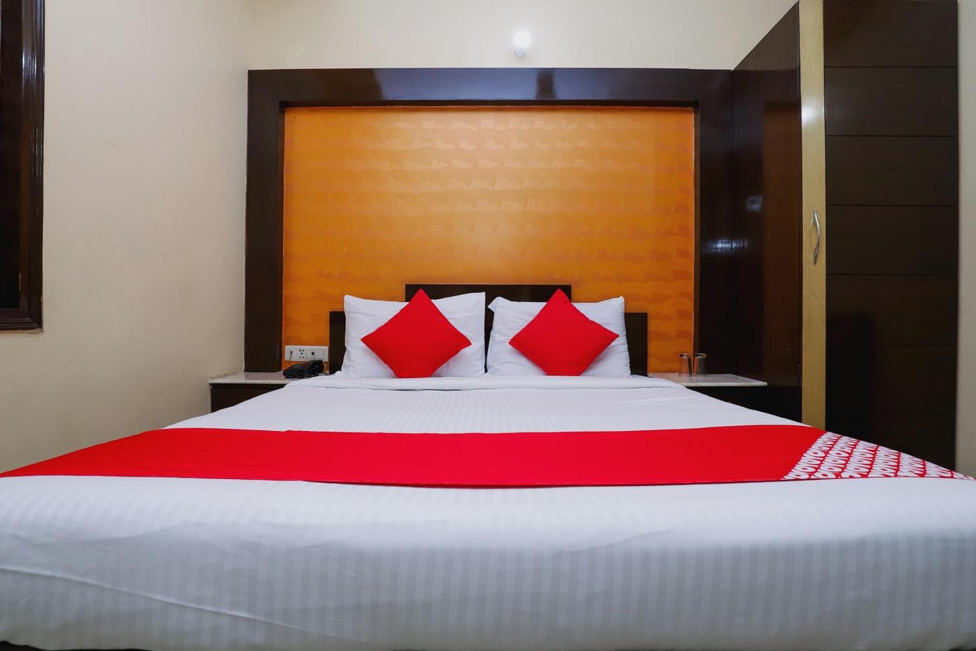 Hotel O J P Inn Near Patel Nagar Metro Station Нью-Дели Экстерьер фото